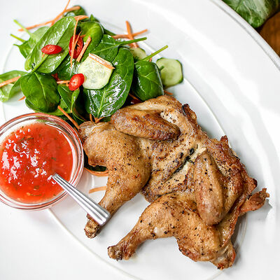 Цыплёнок с зелёным салатом и аджикой в Сыроварня по цене 950