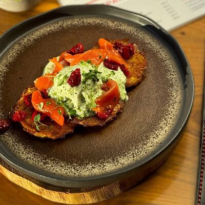 Драники с лососем, яйцом пашот и сметаной в Voodoo bar по цене 890 ₽