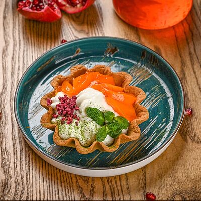 Корзиночка с кремом и хурмой в Зоя в планке по цене 480 ₽