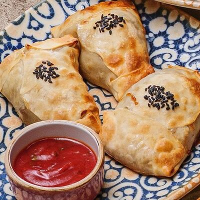 Самса олот с говядиной и бараниной в Кишмиш Oйla по цене 365 ₽