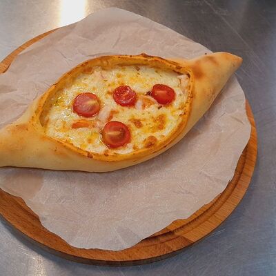 Хачапури по-аджарски с креветками и томатами черри в Маск по цене 830 ₽