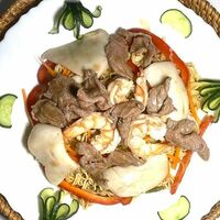 Лапша с морепродуктами и говядиной в Pho +84