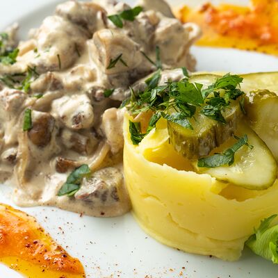 Говядина по-строгановски с картофельным пюре в William Bass по цене 850 ₽