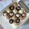 Пирожные со сливочной начинкой в белом и молочном шоколаде M в Marys Cakes по цене 2490