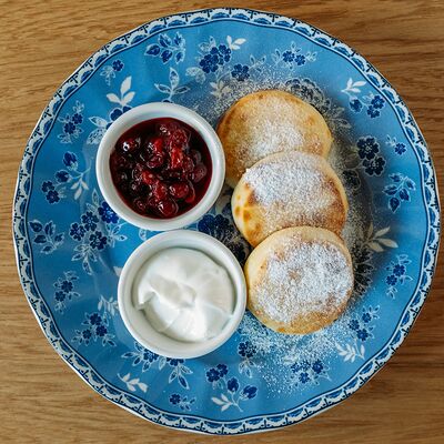 Сырники с малиновым вареньем и сметанойв Культурный код по цене 550 ₽