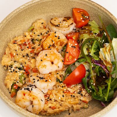 Жаренный рис с овощами и креветками в LULU COFFEE по цене 560 ₽