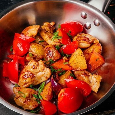 Курица в сковороде с овощами и картофелем в Zames 1 по цене 730 ₽
