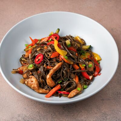 Гречневая лапша с курицей в VASILCHUKI Chaihona №1 по цене 580 ₽