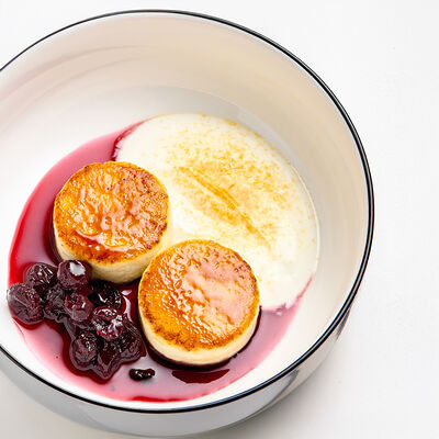 Сырники с йогуртом и вишнёвым вареньем в Benedict breakfast & lounge по цене 440 ₽