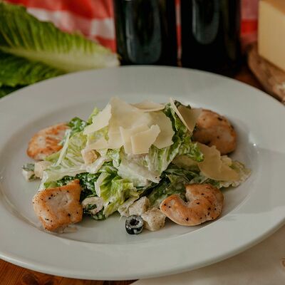 Салат Цезарь с курицей в Veranda Shaffran Шафран по цене 590 ₽