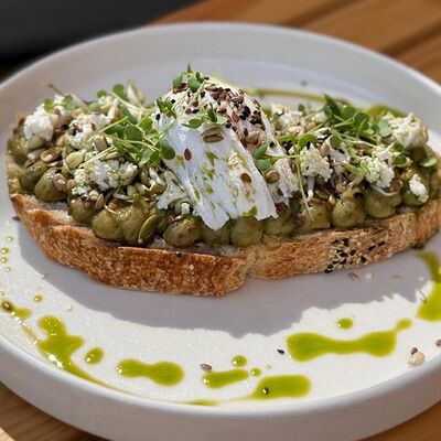 Авокадо-тост с рикоттой, гуакамоле и яйцом пашот в Camon Cafe по цене 600 ₽