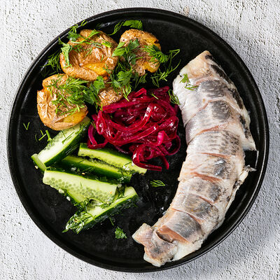 Сельдь с картофелем и малосольными огурцами в Гриль-паб ЕрмолаевЪ по цене 405 ₽