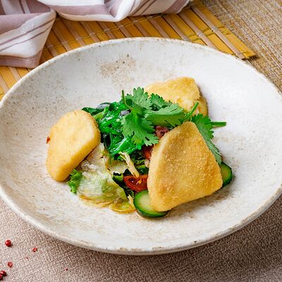 Салат с жареным сыром и овощами в Бурито по цене 590 ₽