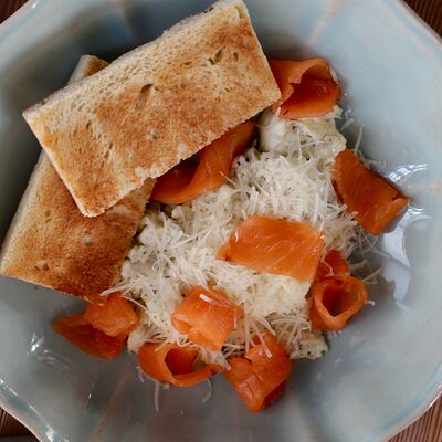 Скрембл с трюфелем, лососем и пармезаном в Хюгге Сырный ресторан по цене 750 ₽