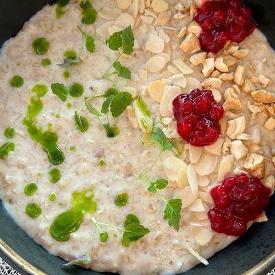 Каша с орехами и брусникойв Nonna bonna по цене 450 ₽