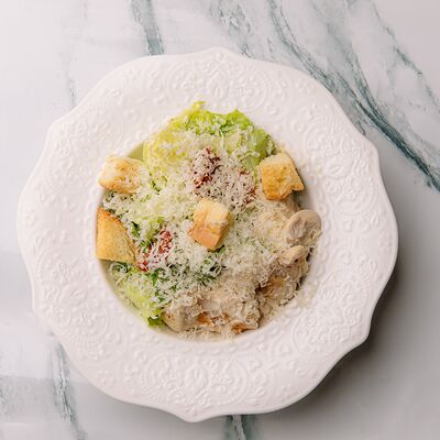 Цезарь с курицейв Zest Coffee & Wine по цене 450 ₽