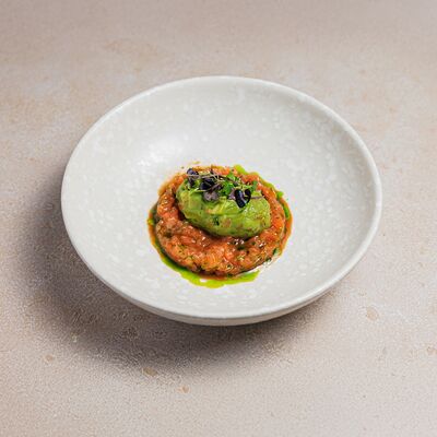 Тартар из лосося с гуакамоле в Bocconcino по цене 1950 ₽