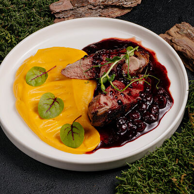 Утиная грудка с вишнёвым соусомв Реконструкция по цене 890 ₽