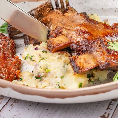 Томленые ребра с мятым картофелем в Хантама по цене 850 ₽