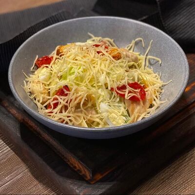 Салат Цезарь с курицейв Папа михо по цене 590 ₽
