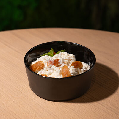 Творог со сметаной и финиками в Наша хвоя по цене 280 ₽