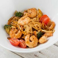 Удон с креветками и овощами в Близкие