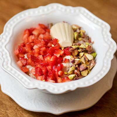 Рисовая каша с клубникой и фисташкой в Cook cafeshop по цене 480 ₽