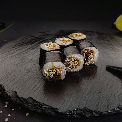 Маки с угрём в Ёжкин ролл по цене 289 ₽