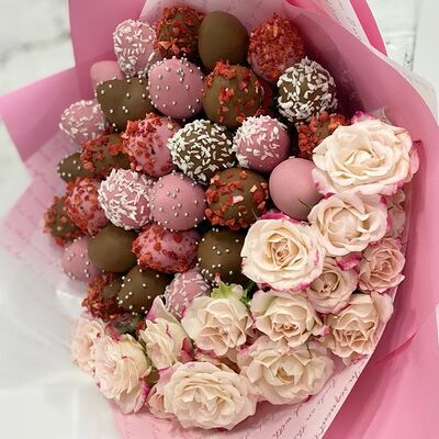 Клубника в шоколаде с цветамив Buketonline - Съедобные букеты и клубника в шоколаде по цене 7590 ₽