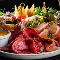 Плато мясной гастрономии в Clever Irish Pub