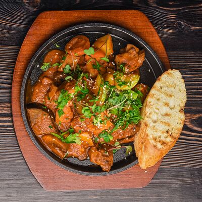 Овощи в томатном соусе с куриным бедром на углях в The Kabak по цене 830 ₽