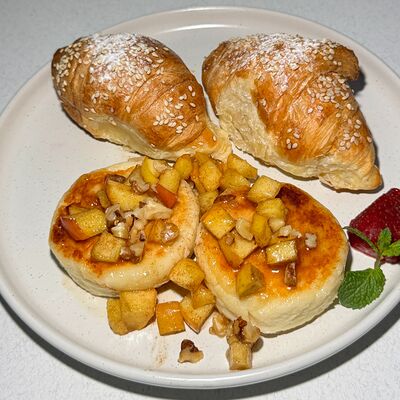 Сырники с яблоком, корицей и мини-круассаном в ЛАВ Круассан по цене 370 ₽