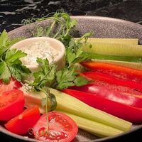 Свежие овощи с дипом из брынзы в Insight