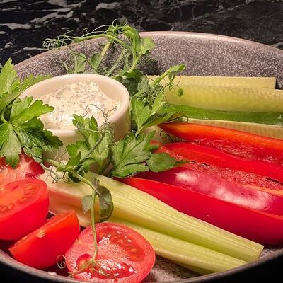 Свежие овощи с дипом из брынзы в Insight по цене 720 ₽