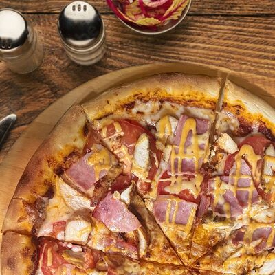 С курицей и беконом (35 см) в Блинная по цене 750 ₽