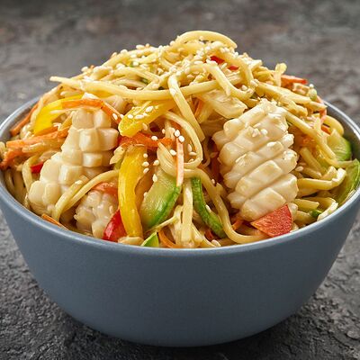 Вок с яичной лапшой, филе кальмара в сливочно-устричном соусом в Korean Chick по цене 449