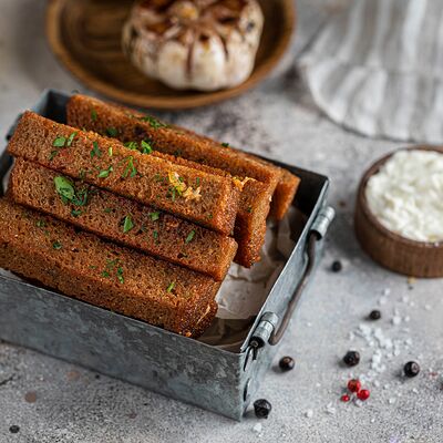 Гренки чесночные с соусом блю чиз в Мясоед по цене 370 ₽