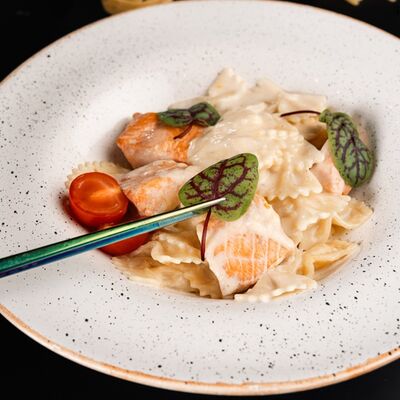 Фарфалле с форелью в РАХАТ по цене 695 ₽