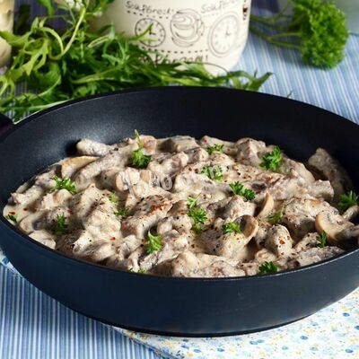 Бефстроганов из курицы с картофельным пюре в Бакинский Chef по цене 525 ₽