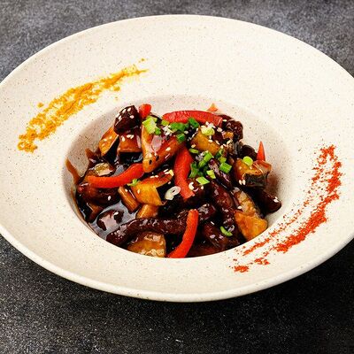 Говядина с овощами в соусе Хой-Син в Sushi & More по цене 660 ₽