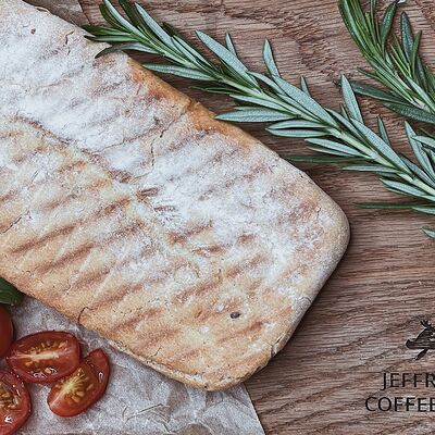 Чиабатта с куриной грудкой и соусом цезарь в Jeffreys coffee shop по цене 299 ₽