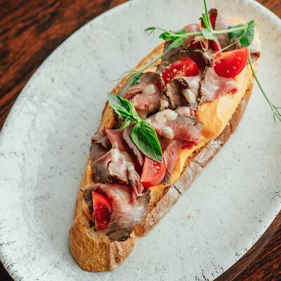 Брускетта с ростбифом и муссом из моркови в Макадамия по цене 490 ₽