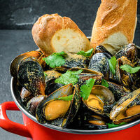 Мидии с соусом том ям в Mollusca
