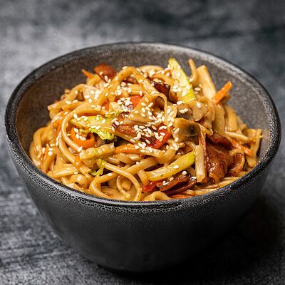 Удон с беконом и грибами в сливочном соусе в Korean Chick по цене 379