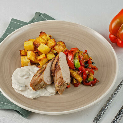 Свиная вырезка с грибным соусом, соте из овощей и запеченным картофелем в МИЛТИ по цене 396 ₽