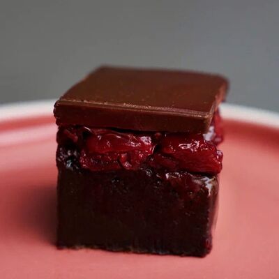 Шоколадный брауни с вишней в Yumbaker gardens по цене 375 ₽