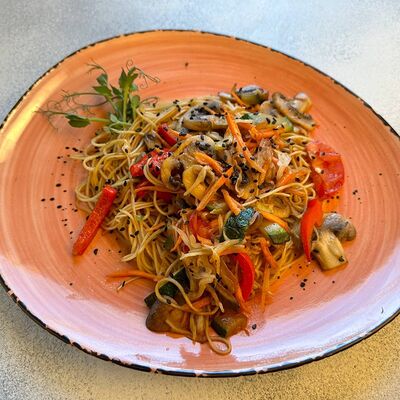 Вок овощной с лапшой и грибами веганский в Пойду Поем по цене 390 ₽