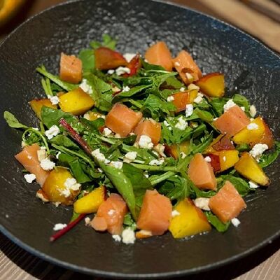 Салат с лососем и нектарином в Houston bar по цене 890 ₽