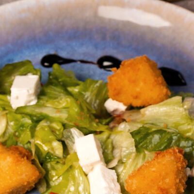 Овощной салат с жареным сыром и фетой в Время Ч по цене 390 ₽