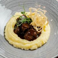 Говяжьи щечки с картофельным пюре в Лебовски Пицца и Боулинг